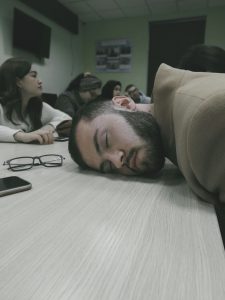 Person looking tired and fatigued, representing idiopathic hypersomnia symptoms in Australia and excessive daytime sleepiness.