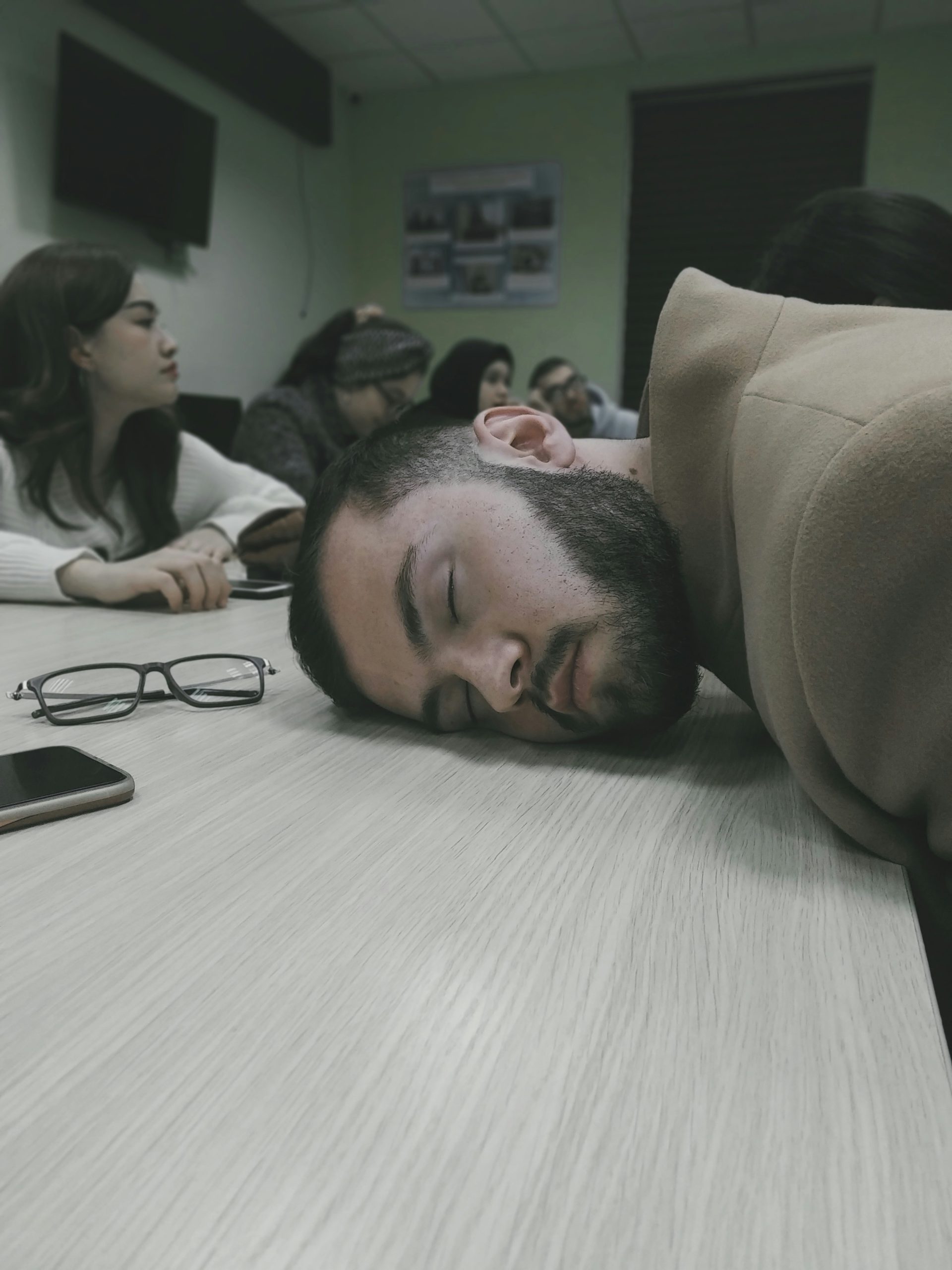 Person looking tired and fatigued, representing idiopathic hypersomnia symptoms in Australia and excessive daytime sleepiness.