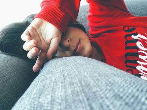 Person looking exhausted due to possible idiopathic hypersomnia symptoms in the UK, showing daytime tiredness and fatigue.