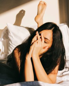 Tired person showing possible idiopathic hypersomnia symptoms in Switzerland, including fatigue and excessive daytime sleepiness.