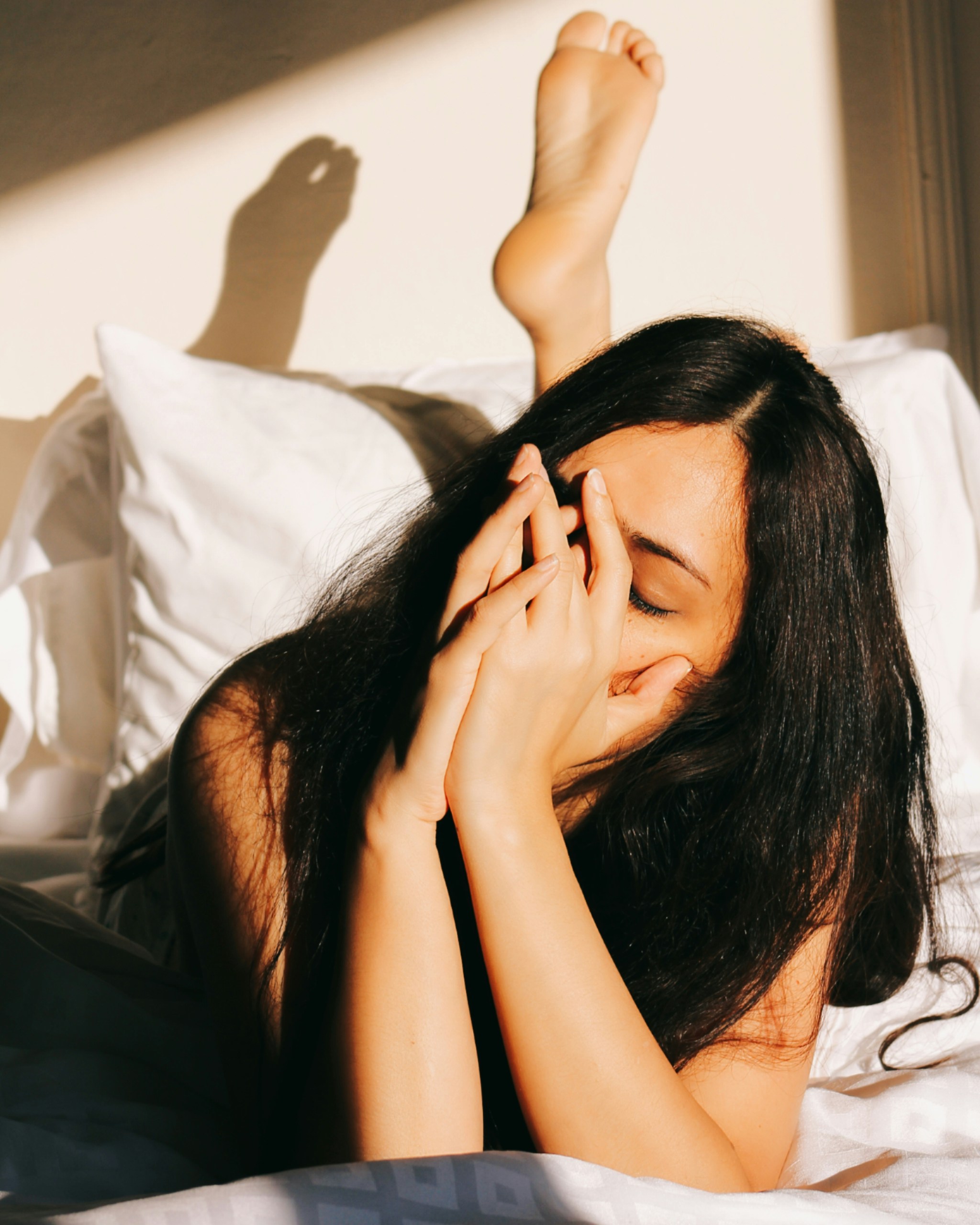 Tired person showing possible idiopathic hypersomnia symptoms in Switzerland, including fatigue and excessive daytime sleepiness.
